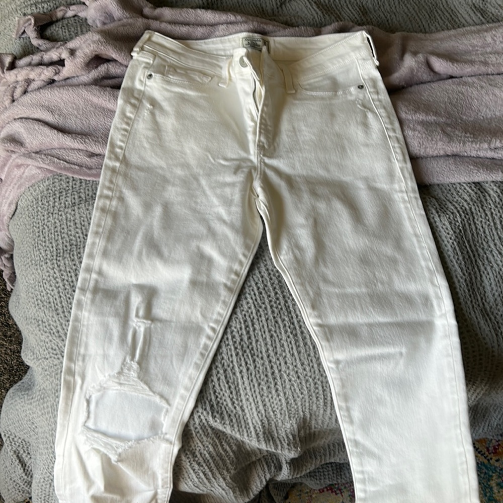 NEVER WORN abercrombie and fitch white skinny jeans one hole over knee